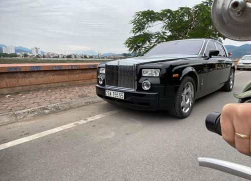 Roll royce trên đường Đà Giang